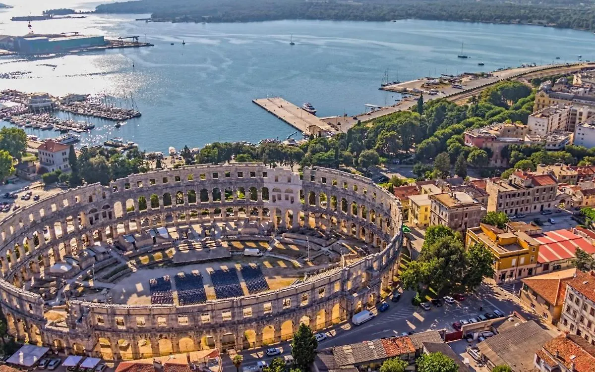 Villa Claudia In Pula - Haus Fuer 8 Personen